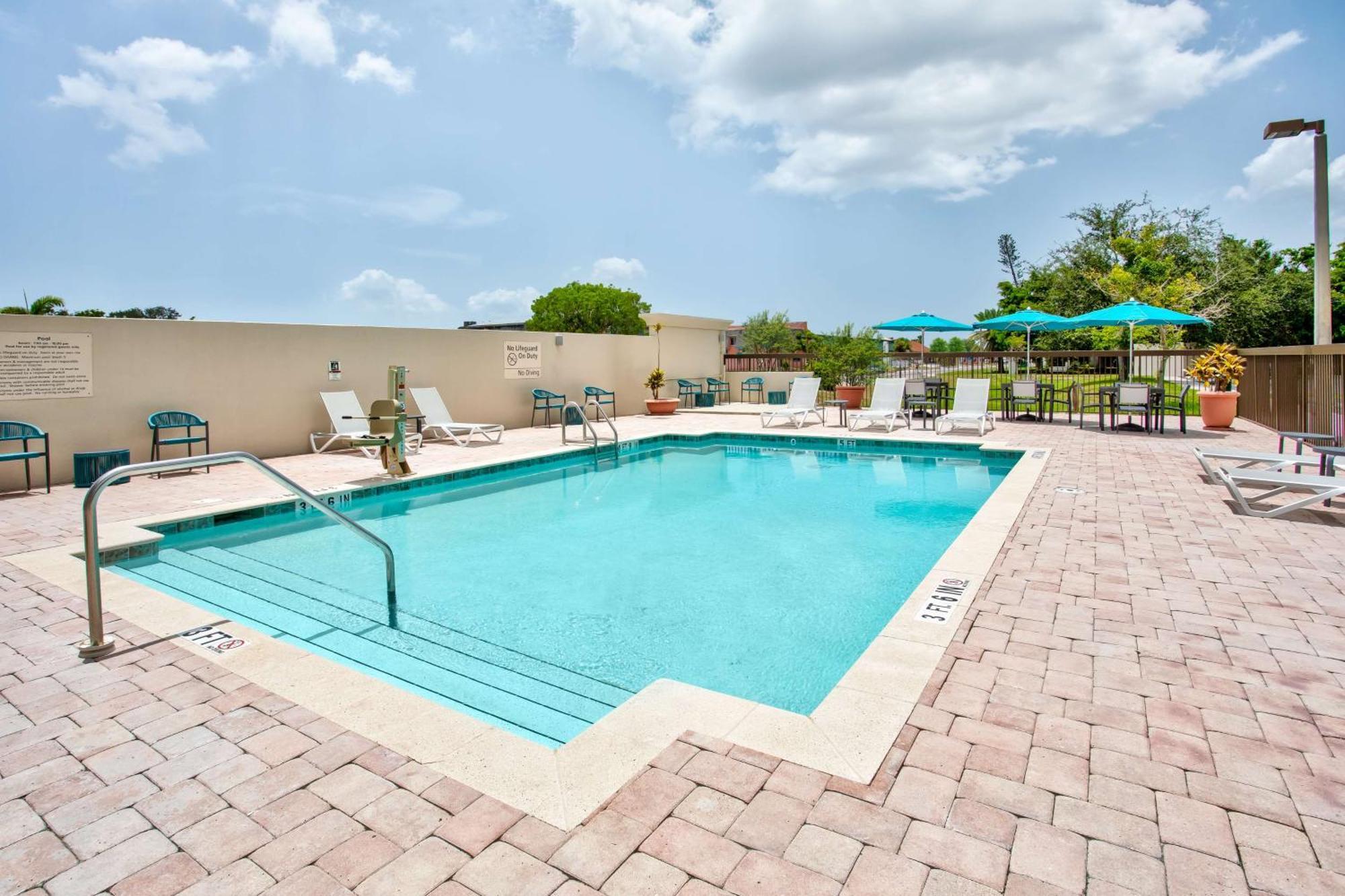 Hampton Inn & Suites Cape Coral / Fort Myers Exterior photo